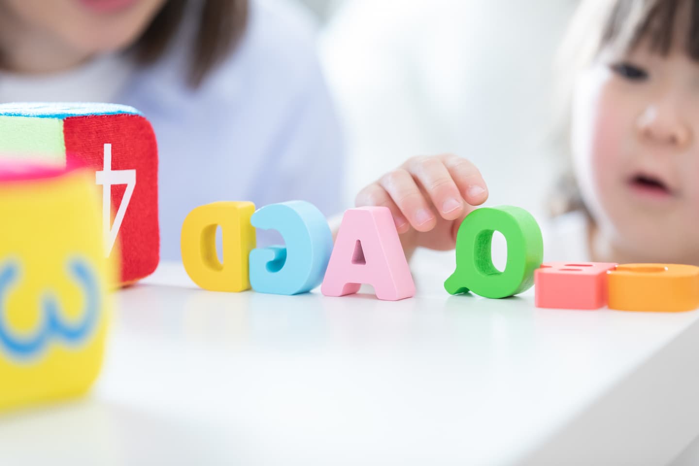 セラピストがパックを塗る